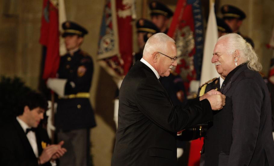 Milan Knížák převzal 28.10.2010 státní vyznamenání od Václava Klause.