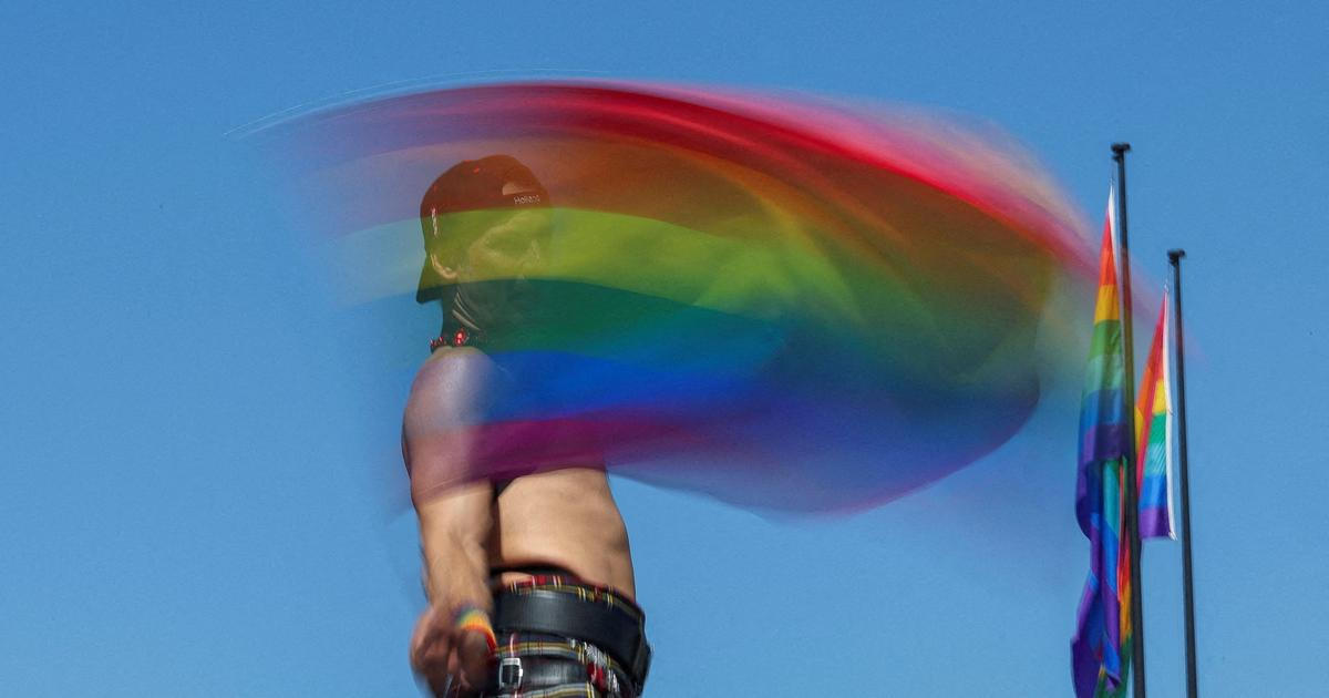 Den, který začal barvami duhy a skončil černou. „Nezlomí nás,“ vzkazuje berlínská LGBTQ+ komunita