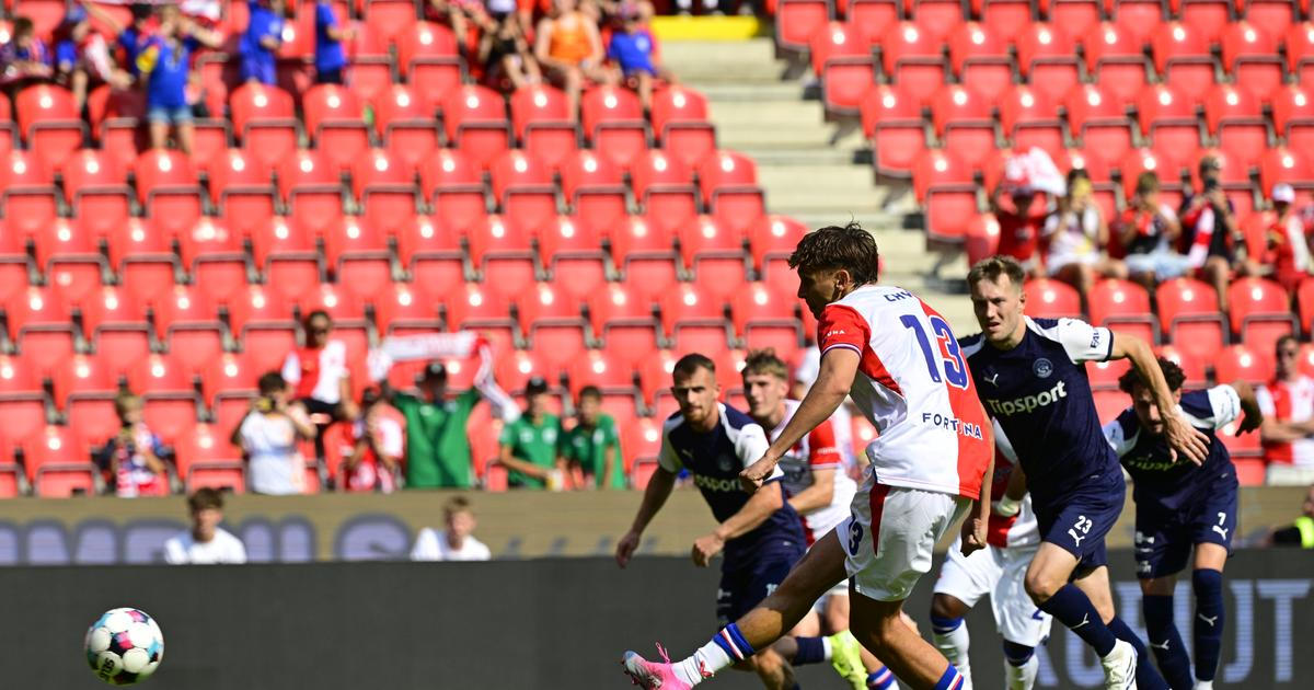 Dvě červené a šest gólů. Slavia v divokém zápase zničila Slovácko