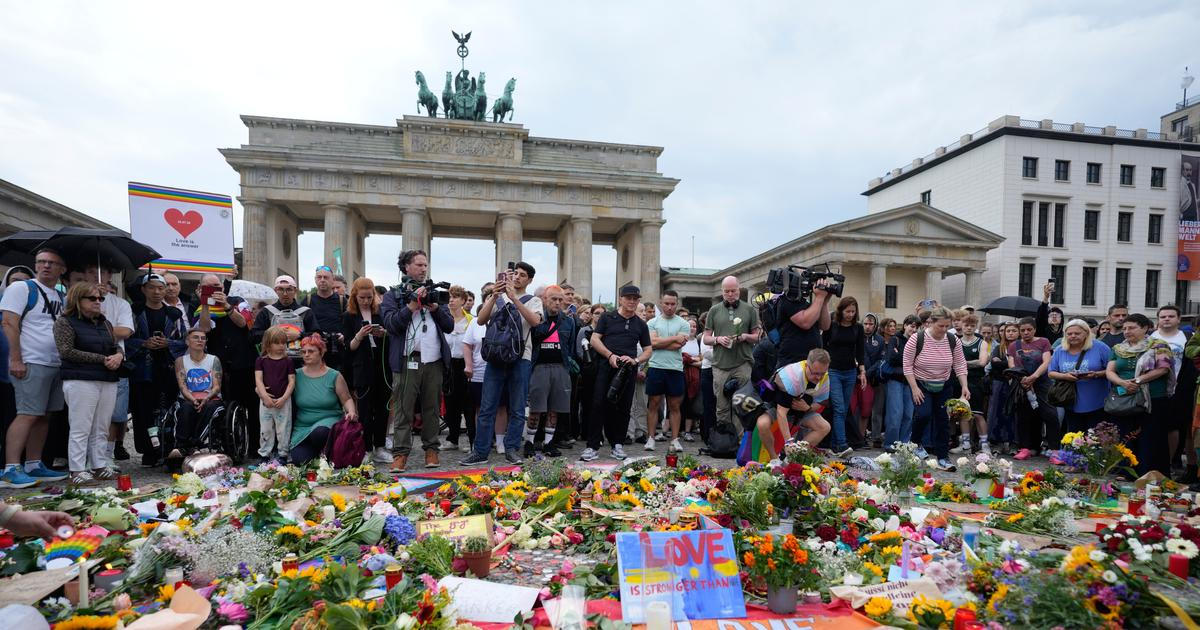 Slzy, duha  a stovky objetí. Lidé uctili u Brandenburské brány oběti sobotního útoku