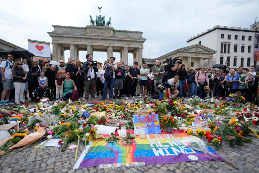 Slzy, duha a stovky objetí. Lidé uctili u Brandenburské brány oběti sobotního útoku