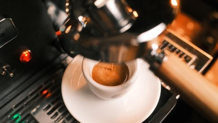 Close-up,Shots,Of,Espresso,Being,Prepared,In,A,Coffee,Machine,