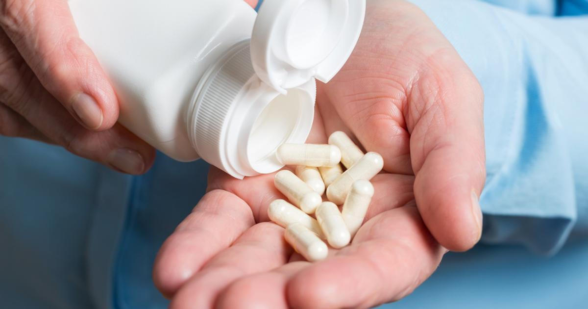 Berou ho miliony seniorů. Populární doplněk na klouby může zrychlit nástup Alzheimera