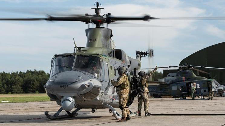 Personál vrtulníku UH-1Y Venom s trupovým číslem 0491 zachycený během své první a poslední zahraniční mise u běloruských hranic v Polsku. Ve čtvrtek 23. července 2026 se totiž zřítil a skončil v troskách, mladá vojákyně při tragédii zahynula.