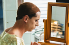 Jan Cina jako Lukáš, který se ve filmu Chica Checa živí jako úspěšná drag queen. Snímek o společenských předsudcích i touze být sám sebou režíroval Šimon Holý.