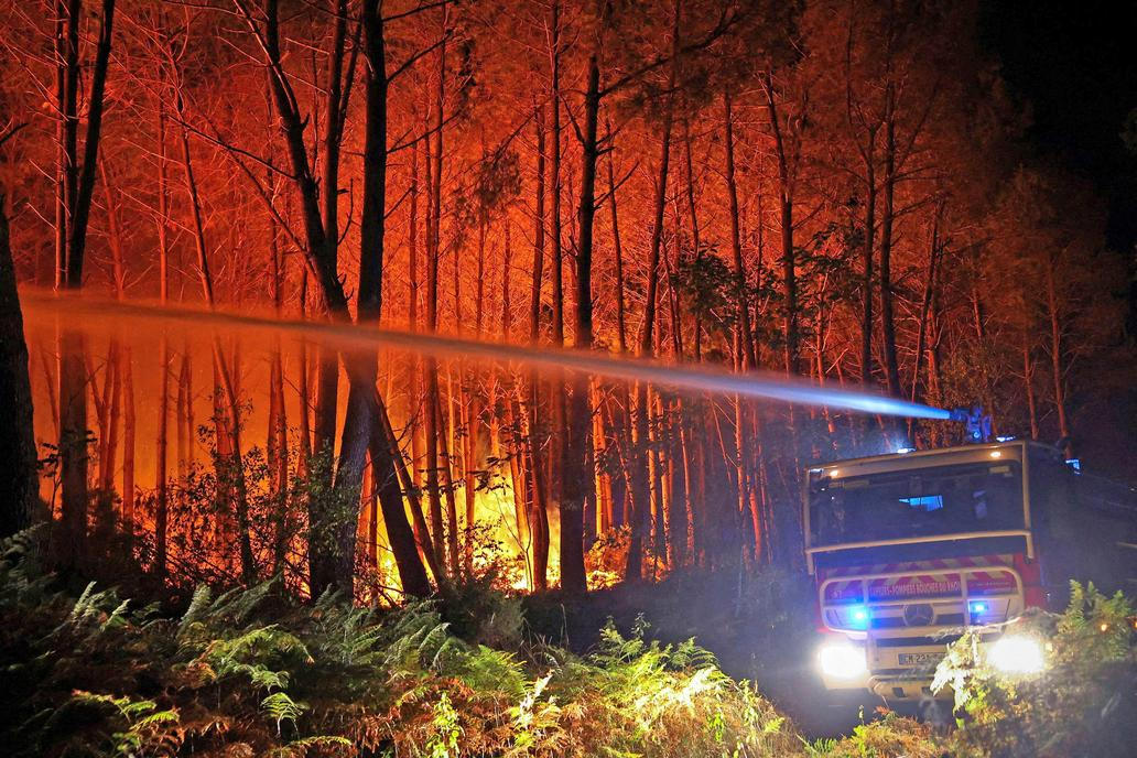 Wildfire burns near Lacanau