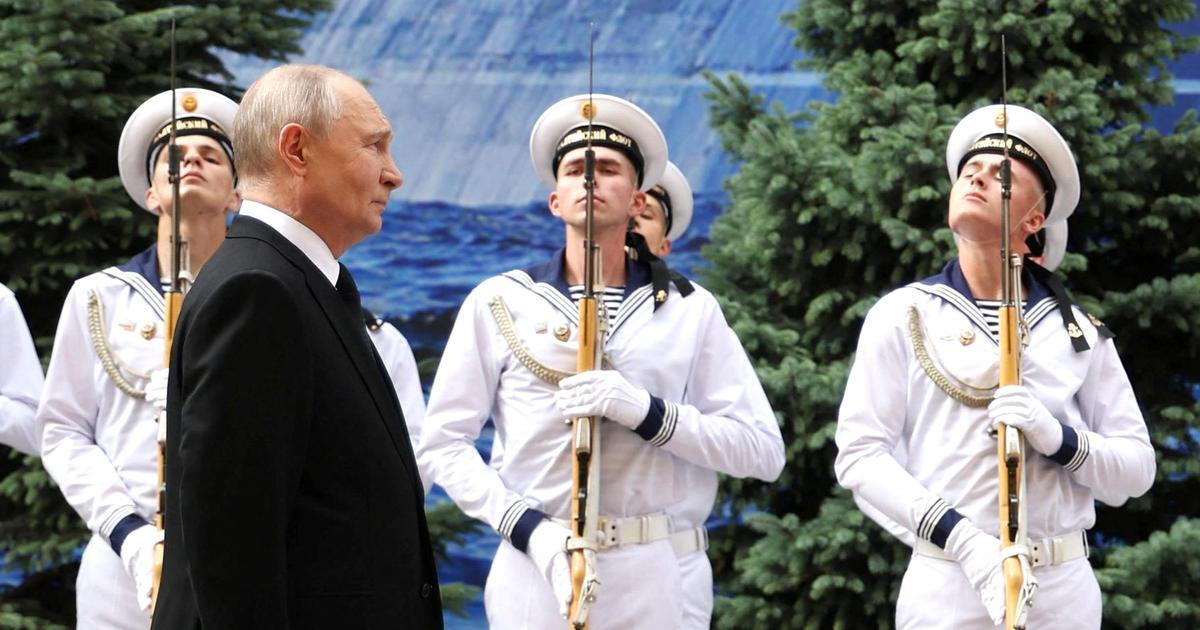 Ponížení pro Putina. Místo velkolepé přehlídky si musel vystačit s plakátem ponorky