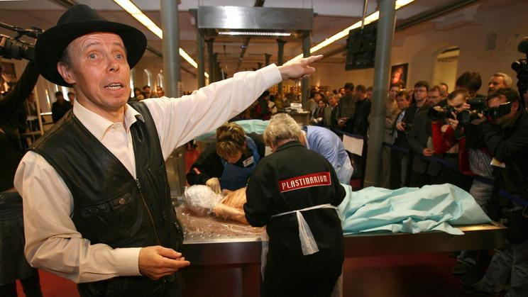 Gunther von Hagens vysvětluje proces plastinace, zatímco technici pracují na těle zesnulého v dílně a výstavních prostorách Plastinaria, které bylo slavnostně otevřeno v německém Gubenu 16. listopadu 2006. Plastinarium umožnilo široké veřejnosti sledovat přípravu trvale konzervovaných anatomických preparátů lidských i zvířecích těl. 