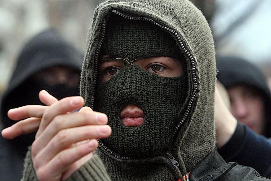 Maskovaný dědeček i terorista z dětského pokoje. Lov na Židy sjednotil extremisty