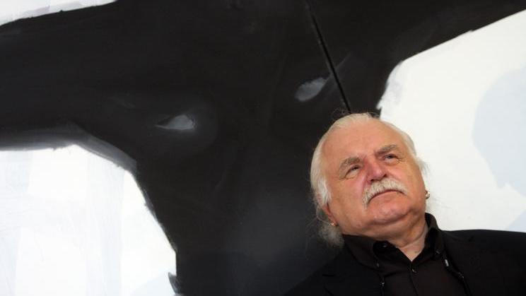 Výtvarník, hudebník a pedagog Milan Knížák, který zemřel ve věku 86 let, bude mít pohřeb se státními poctami, pokud s tím bude souhlasit jeho rodina.