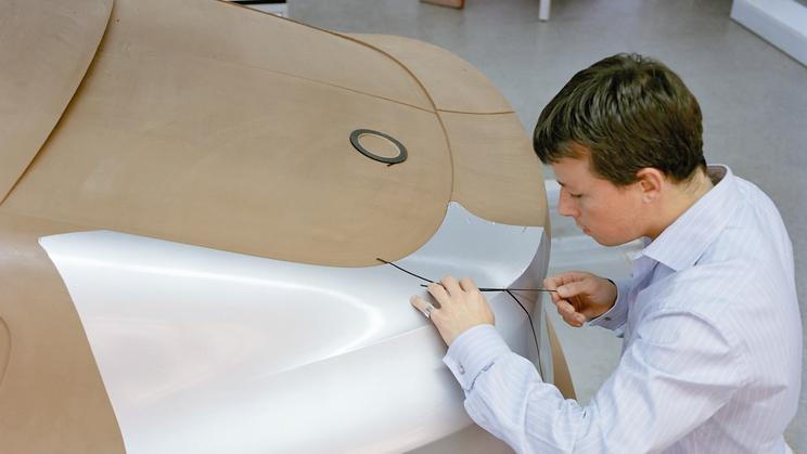 Archivní záběr belgického designéra Pierra Leclercqa z doby, kdy navrhoval první BMW X6.