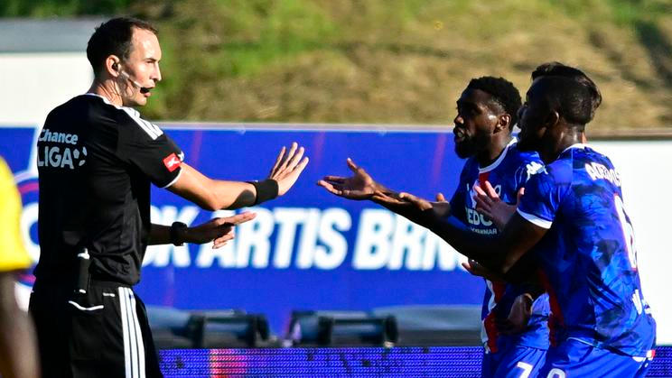 Rozhodčí Adam Trska, Alexis Alegué a Quadri Adediran