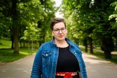 Prozaička a překladatelka Viktorie Hanišová vystudovala anglistiku a germanistiku na Univerzitě Karlově. Spisovatelsky debutovala v roce 2015 románem Anežka. Letos v červnu jí v nakladatelství Host vyšel román Hoří ti táta. 