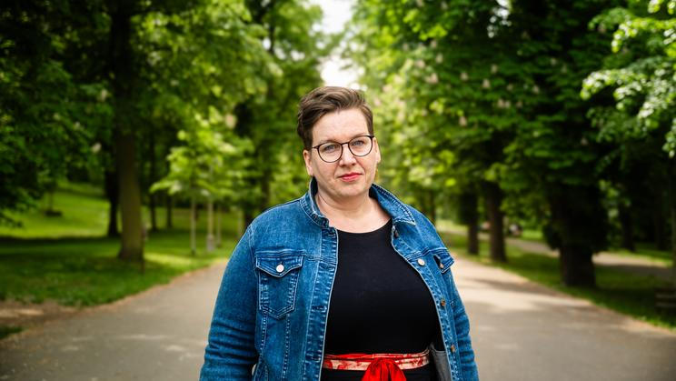 Prozaička a překladatelka Viktorie Hanišová vystudovala anglistiku a germanistiku na Univerzitě Karlově. Spisovatelsky debutovala v roce 2015 románem Anežka. Letos v červnu jí v nakladatelství Host vyšel román Hoří ti táta. 