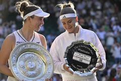 Catherine (Kate) Middleton, princesse de Galles, remet le trophée à Linda Noskova, vainqueur de la finale dames du tournoi de Wimbledon, face à Karolina Muchova (6-2, 5-7, 6-3)