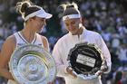 Catherine (Kate) Middleton, princesse de Galles, remet le trophée à Linda Noskova, vainqueur de la finale dames du tournoi de Wimbledon, face à Karolina Muchova (6-2, 5-7, 6-3)