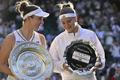 Catherine (Kate) Middleton, princesse de Galles, remet le trophée à Linda Noskova, vainqueur de la finale dames du tournoi de Wimbledon, face à Karolina Muchova (6-2, 5-7, 6-3)