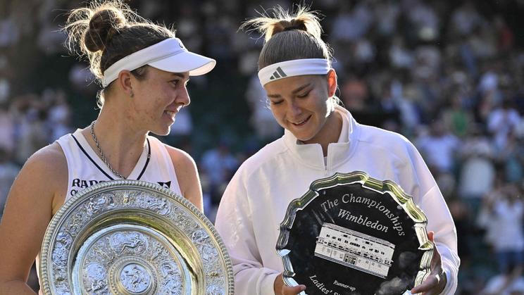 Catherine (Kate) Middleton, princesse de Galles, remet le trophée à Linda Noskova, vainqueur de la finale dames du tournoi de Wimbledon, face à Karolina Muchova (6-2, 5-7, 6-3)