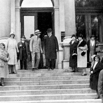 Nejslavnějším návštěvníkem se stal britský král Eduard VII. Do Mariánských Lázní přijel mezi lety 1899 a 1908 hned devětkrát. „Říkáme, že pro Mariánské Lázně to byly zlaté časy. Staly se kulturním, společenským i politickým centrem celé Evropy, potažmo světa,“ připomíná Irlveková. 