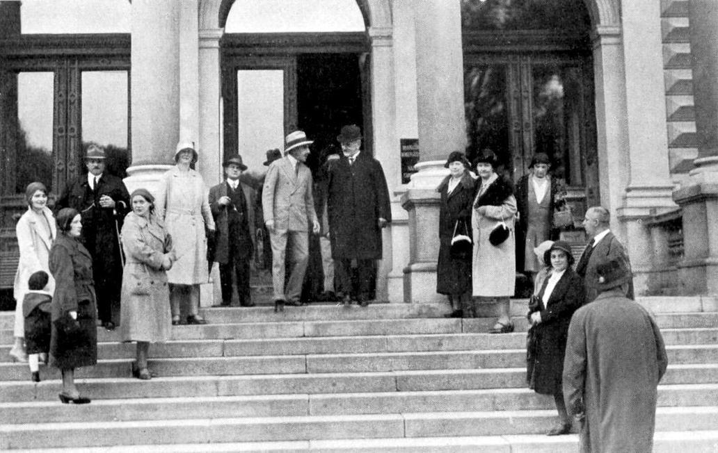 Nejslavnějším návštěvníkem se stal britský král Eduard VII. Do Mariánských Lázní přijel mezi lety 1899 a 1908 hned devětkrát. „Říkáme, že pro Mariánské Lázně to byly zlaté časy. Staly se kulturním, společenským i politickým centrem celé Evropy, potažmo světa,“ připomíná Irlveková. 