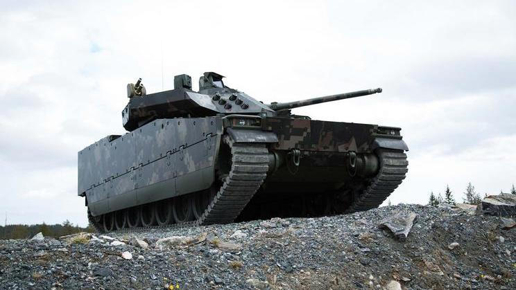 Prvních 13 vozidel CV90 vyrobí Švédové přímo v továrně Hägglunds, další se pak smontují ve státním podniku VOP CZ v Šenově u Nového Jičína.
