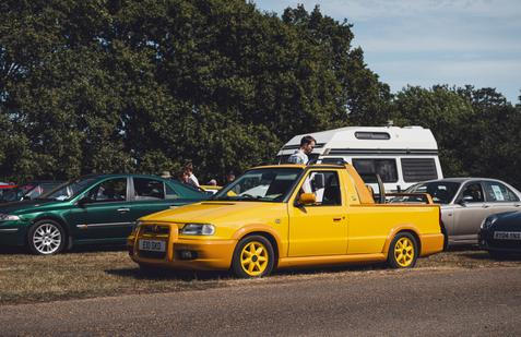 Vzniklo jich asi čtyři tisíce, s pravostranným řízením ale jen 612. Škoda Felicia Fun je vzácností nejen v Česku, ale i ve Velké Británii. A ve špičkovém stavu jich už mnoho nezbylo. Jedna se objevila na dvanáctém ročníku srazu Festival běžných, v originále Festival of the Unexceptional.