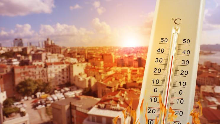 Thermometer,Showing,High,Temperature,Against,City,During,Hot,Day