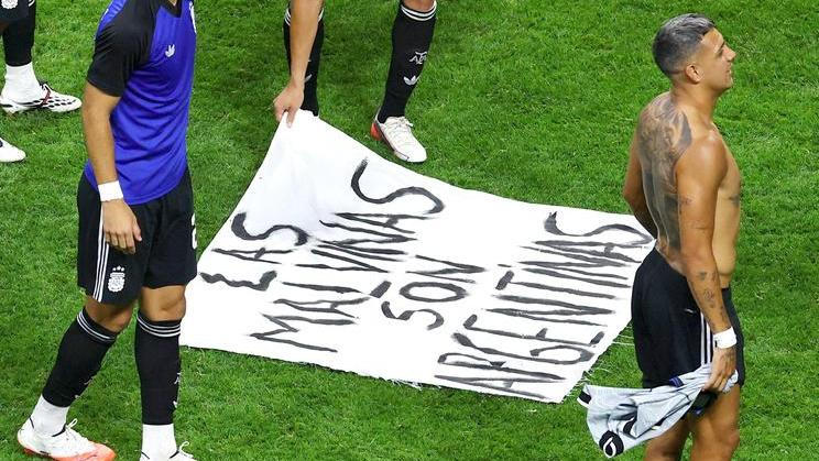 Transparent s nápisem „Malvíny jsou argentinské“, který odkazuje na spor o Falklandské ostrovy mezi Argentinou a Velkou Británií