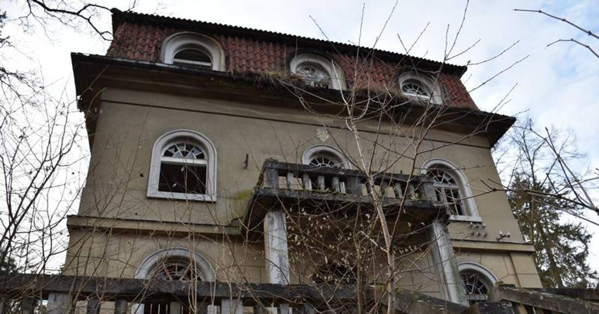 V Písku v noci hořela historická vila, hasiči vyhlásili druhý stupeň poplachu