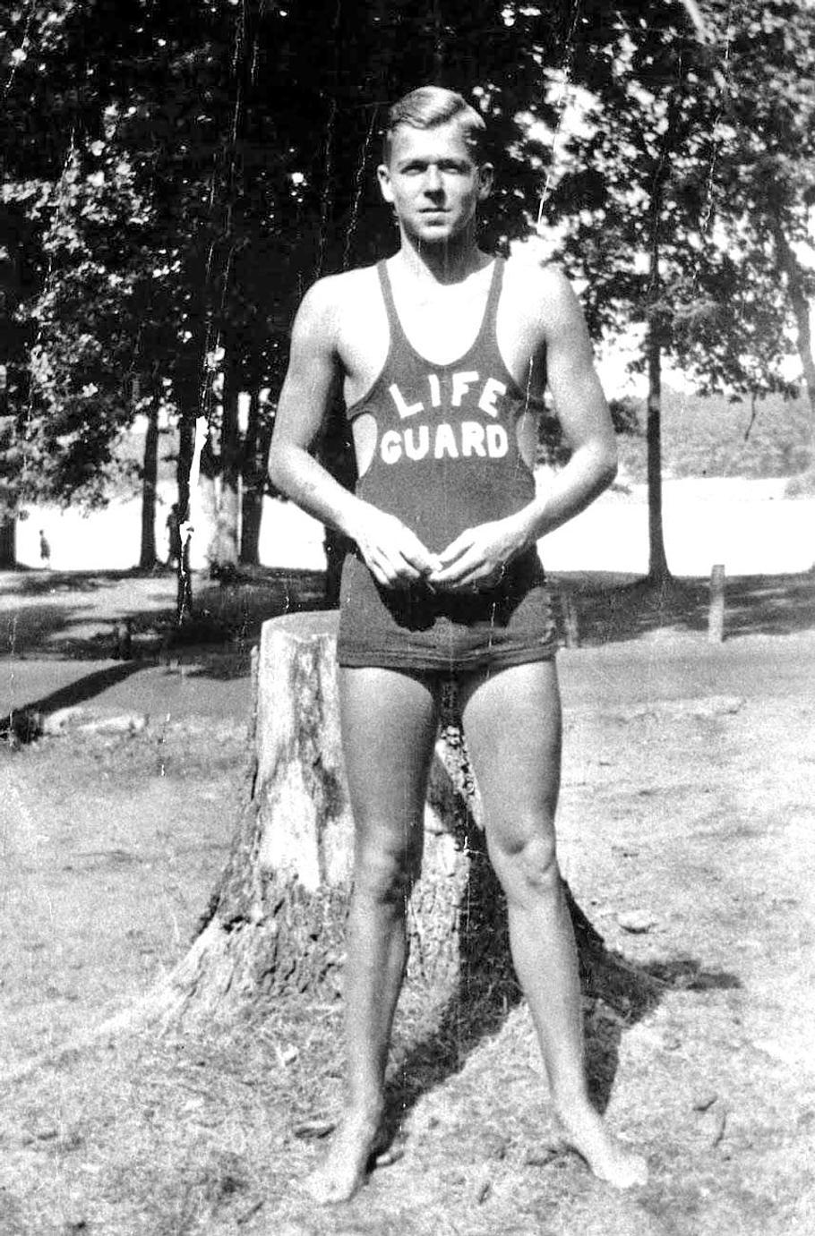 Ronald Reagan  jako šestnáctiletý plavčík v Lowell Parku ve státě Illinois.