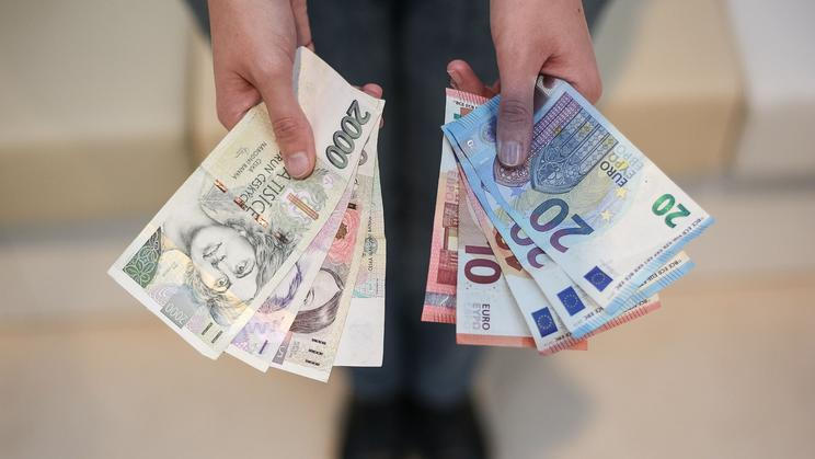 Ilustrační foto, peníze, hotovost, bankovky, Euro, Dolar, Česká koruna, Kč, směna