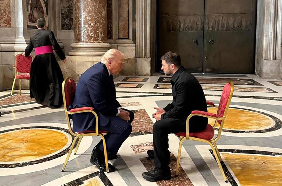 Setkání Trumpa se Zelenským v Bazilice svatého Petra bylo obratem ve vztazích obou politiků.