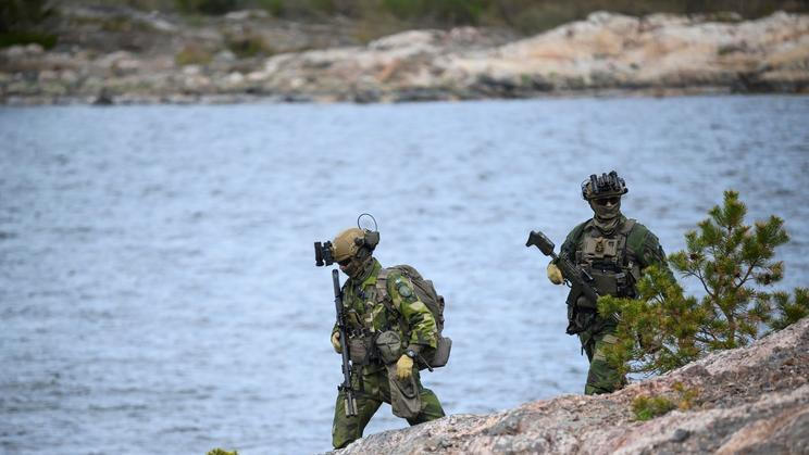 Švédští vojáci během aliančního cvičení Aurora 26 ve výcvikovém prostoru Väddö nedaleko Stockholmu.