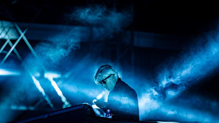 Druhý den festivalu Colours of Ostrava 2023 zakončil koncert dýdžeje, producenta a herce Vincenta Belorgeye, který vystupuje pod uměleckým jménem Kavinski.