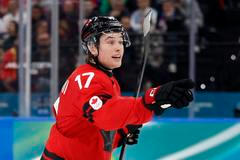 Macklin Celebrini slaví gól v zápase Kanada – Francie na ZOH 2026
