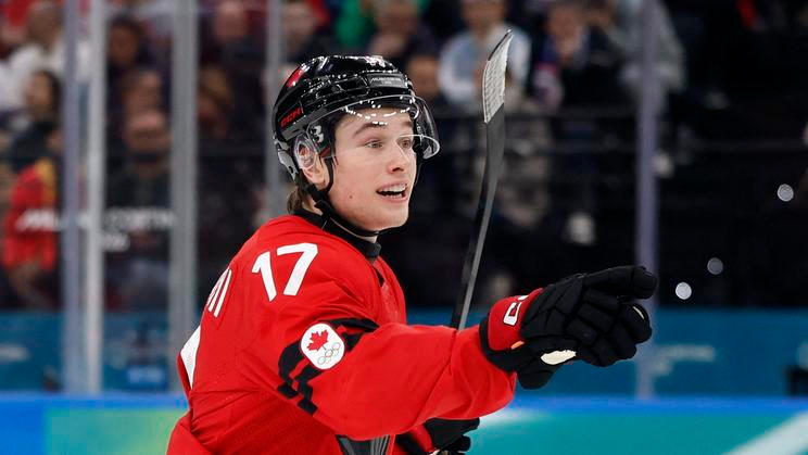 Macklin Celebrini slaví gól v zápase Kanada – Francie na ZOH 2026