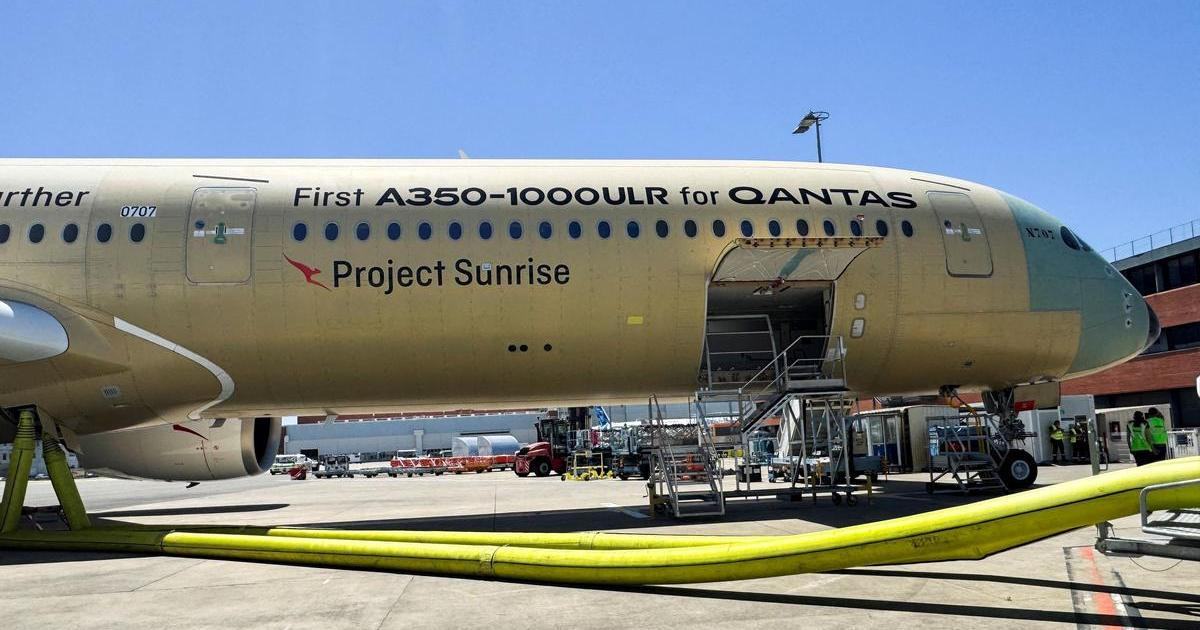 Rotopedy vyškrtli, zbylo světlo jako u bazénu. Podívejte se, jak vypadá 22hodinový let v podání Airbusu