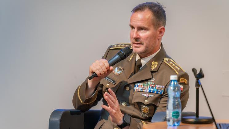 Bývalý náčelník Generálního štábu Karel Řehka se zkusí probojovat do Senátu z Plzně. Pomůže mu strana jeho manželky.