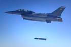 Archivní foto vojenského letounu F 16.