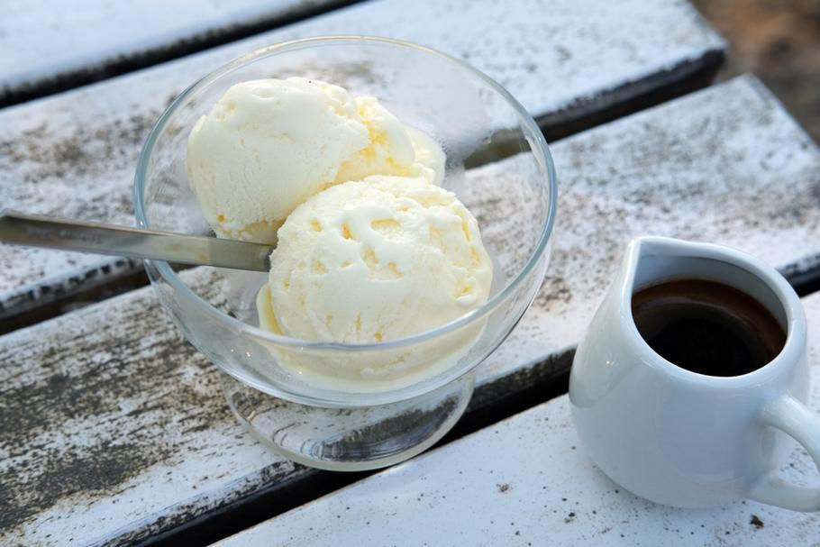Dva kopečky vanilkové zmrzliny, jedno horké espresso a dokonalé italské letní potěšení je na světě.