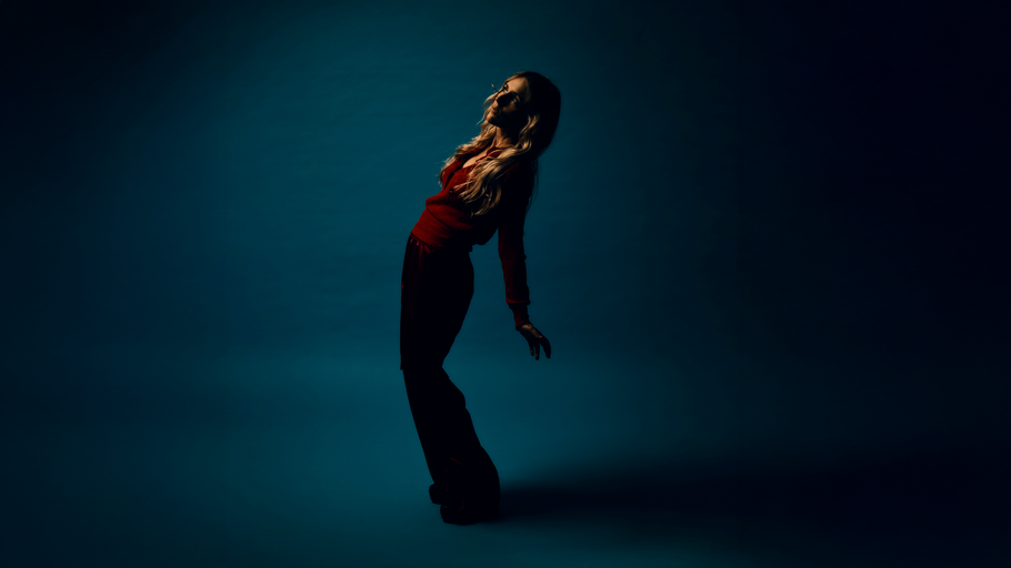 Dánská zpěvačka a klavíristka Agnes Obel své první album nazvané Philharmonics vydala v říjnu 2010. 