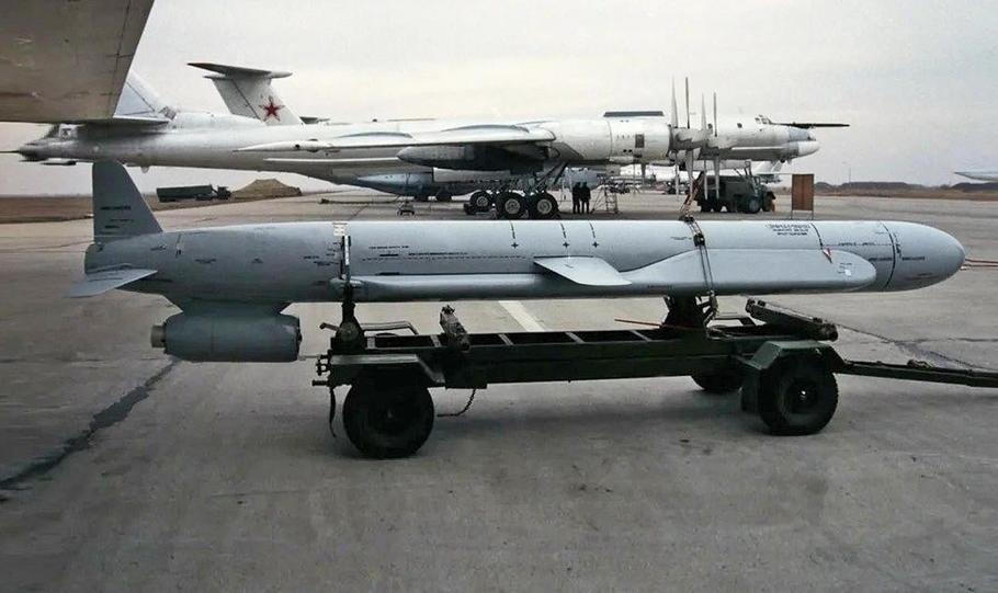 Ruský strategický bombardér Tu-95MS vyzbrojený střelami s plochou dráhou letu Ch-101. Tyto rakety dlouhého doletu patří k hlavním zbraním, které Rusko používá při vzdušných útocích na cíle na Ukrajině. Jedna z nich ve čtvrtek dopadla i na polské území.