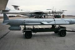 Ruský strategický bombardér Tu-95MS vyzbrojený střelami s plochou dráhou letu Ch-101.