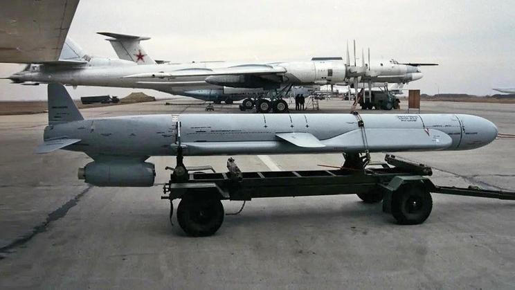 Ruský strategický bombardér Tu-95MS vyzbrojený střelami s plochou dráhou letu Ch-101.