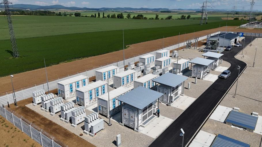 Samostatně stojící bateriové úložiště vzniklo mezi obcemi Nižná a Veľké Kostoľany v blízkosti elektrárny Jaslovské Bohunice. Má kapacitu 20 megawatthodin a výkon 20 megawattů.
