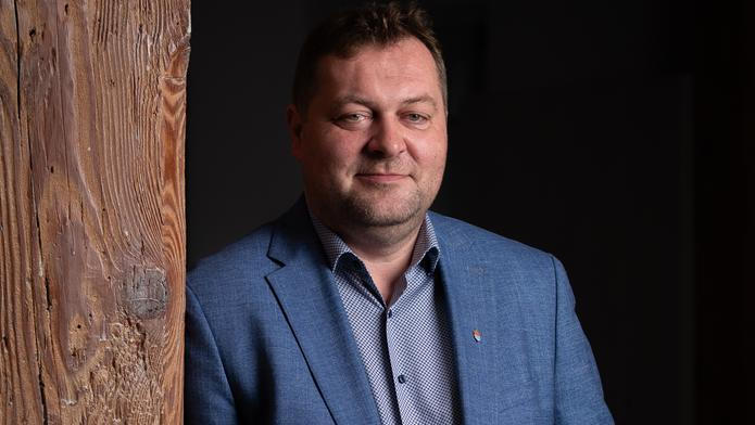 Česko potřebuje zhruba jednu gigawatthodinu kompenzační energie. Pokud někdo postaví jednu baterii o této kapacitě, trh ovládne a může ho do určité míry manipulovat, říká Eduard Michna.