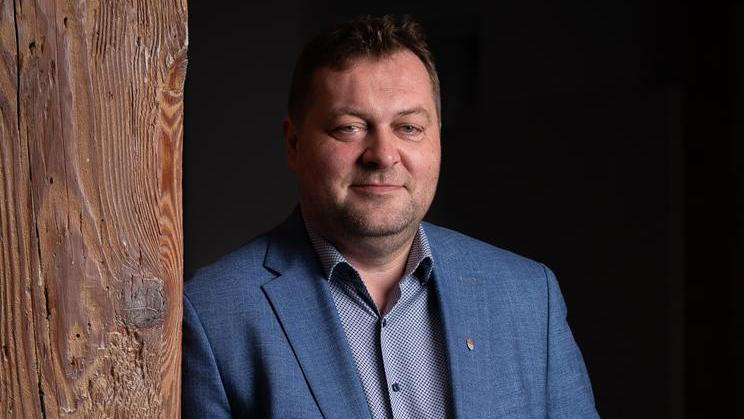 Česko potřebuje zhruba jednu gigawatthodinu kompenzační energie. Pokud někdo postaví jednu baterii o této kapacitě, trh ovládne a může ho do určité míry manipulovat, říká Eduard Michna.
