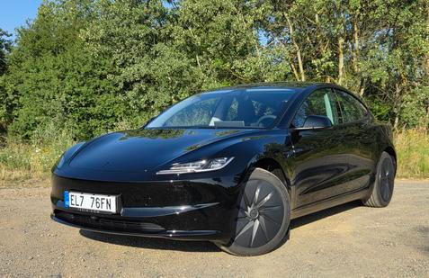 Nejlevnější Tesla na českém trhu stojí 899 990 korun a je to Model 3 s menší baterií a pohonem zadních kol.