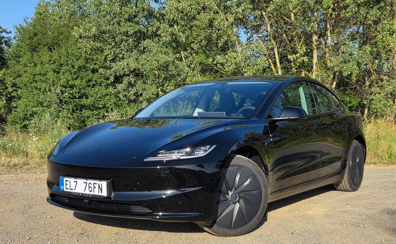 Test základní verze Tesly Model 3.