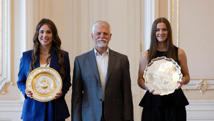 President Petr Pavel welcomes Wimbledon winner Linda Noskova and runner-up Karolina Muchova